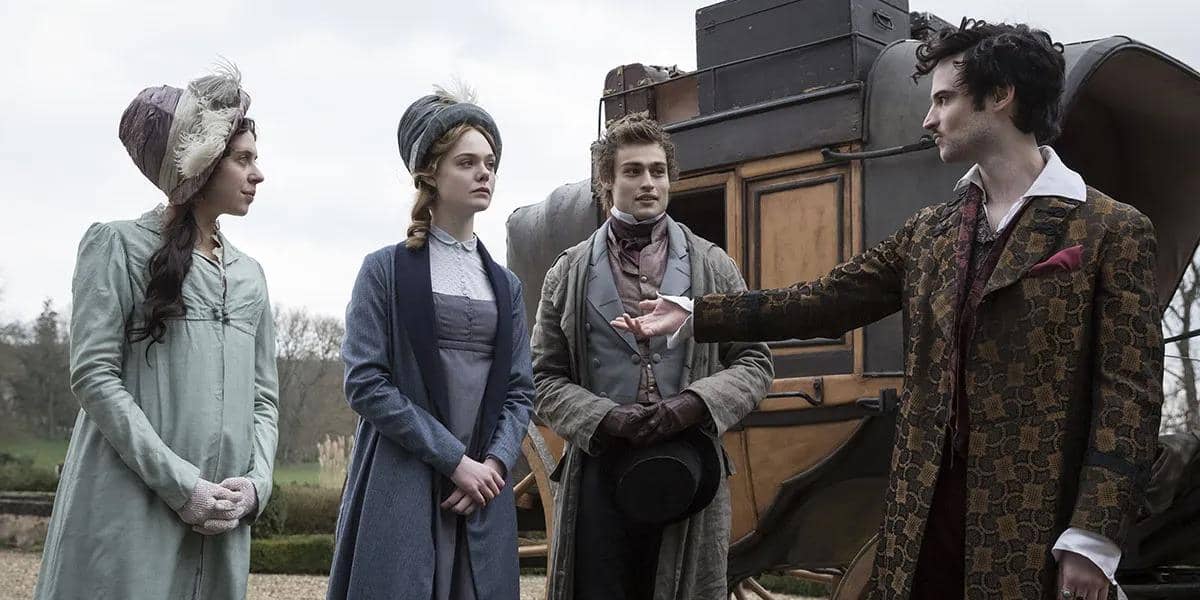 Mary_Shelley_02.jpeg, 1. Berperan sebagai Princess Aurora dalam film Maleficent (2014), Elle Fanning tampil manis dengan gaun lengan panjang dibalut jubah bertudung yang dinominasikan bersama chunky belt., 2. Tidak hanya aktingnya saja, penampilan kasual Elle Fanning dengan kaos polos kuning butter dan rok midi biru dalam film 20th Century Women (2016) terbukti masih memorable bagi sebagian penonton., 3. Menghidupkan kembali Mary Shelley di layar lebar, Elle Fanning sukses curi perhatian lewat sederet gaun jadul khas masa awal periode era Victoria yang dikenal dengan ball gown berkerah tinggi., 4. 4. Gaya gadis remaja kutu buku yang terkesan preppy meski sedikit berantakan terlihat jelas lewat perwujudan Violet yang dimainkan Elle Fanning dalam film romansa All The Bright Places (2020)., 5. Sedangkan di film A Complete Unknown (2024), Elle Fanning berperan sebagai Sylvie Russo bertransformasi dalam balutan pakaian bermotif bold era 60-an dengan sentuhan gaya hippies yang kasual.