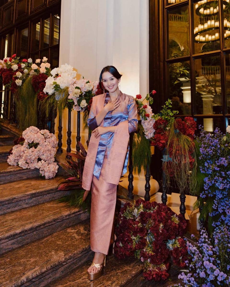 instagram.com:ginasinaga.jpg, 1. Kebaya Bludru Polos, 2. Kebaya Janggan Polos, 3. Kebaya Kutubaru Polos, 4. Kebaya Kartini Polos, 5. Kebaya Melayu Polos