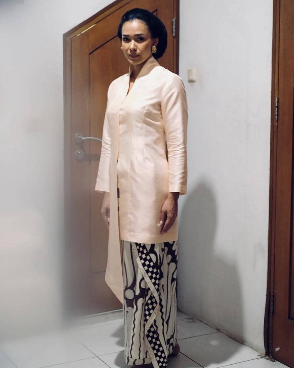 instagram.com:adiniawrst.jpg, 1. Kebaya Bludru Polos, 2. Kebaya Janggan Polos, 3. Kebaya Kutubaru Polos, 4. Kebaya Kartini Polos, 5. Kebaya Melayu Polos