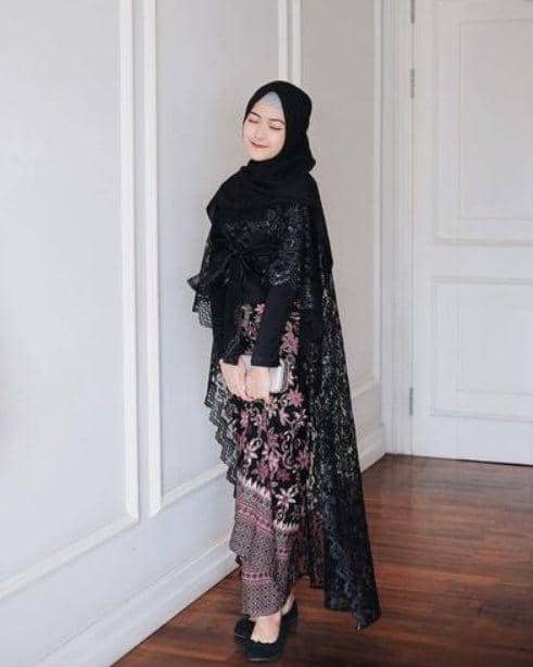 OOTD rok plisket kebaya hitam, 1. Kebaya Hitam Brokat dan Rok Plisket Satin , 2. Kebaya Kutu Baru dan Rok Span Plisket Batik, 3. Kebaya Hitam Asimetris dan Rok Plisket , 4. Kebaya Hitam Cape dan Rok Plisket Batik, 5. Kebaya Hitam Modern dan Rok Plisket