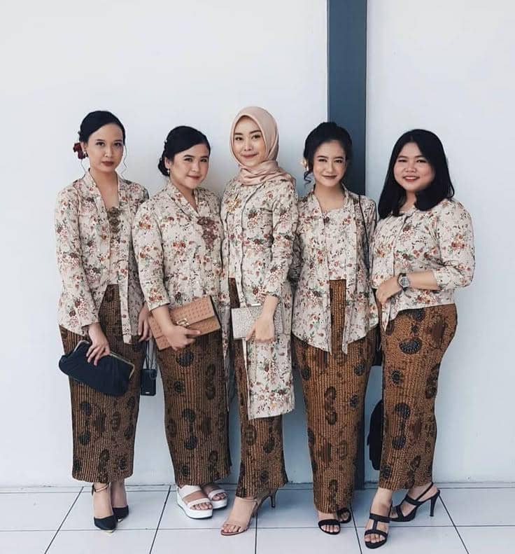 OOTD rok plisket kebaya batik, 1. Kebaya Batik Merah dan Rok Plisket, 2.  Kebaya Batik Kutu Baru dan Rok Plisket, 3. Kebaya Batik Modern dan Rok Plisket , 4. Kebaya Batik Tunik Panjang dan Rok Plisket, 5. Kebaya Batik Kutu Baru dan Rok Plisket Batik