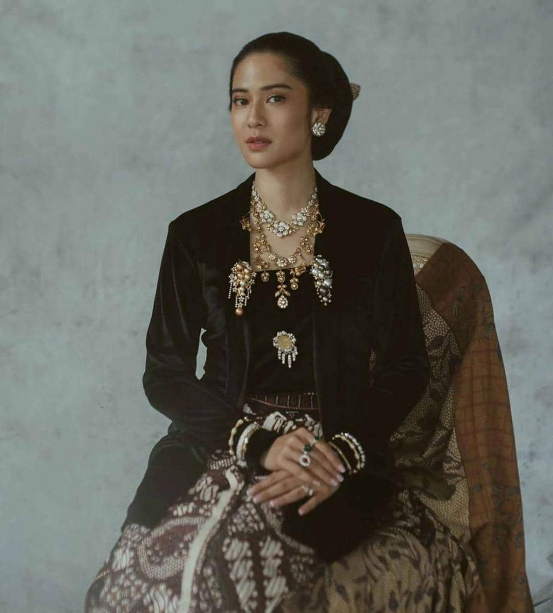POPBELA.com.jpg, 1. Kebaya Bludru Polos, 2. Kebaya Janggan Polos, 3. Kebaya Kutubaru Polos, 4. Kebaya Kartini Polos, 5. Kebaya Melayu Polos