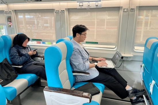 1_20250630_115559_0000.png, Apa saja perangkat yang tidak boleh dicolok di kereta? , Kenapa penggunaan stop kontak harus dibatasi?, Bisa kena sanksi dari PT Kereta Api Indonesia (Persero), Jadi, penumpang harus gimana?