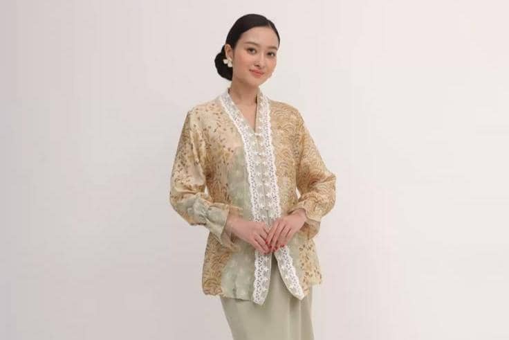 OOTD rok plisket kebaya batik, 1. Kebaya Batik Merah dan Rok Plisket, 2.  Kebaya Batik Kutu Baru dan Rok Plisket, 3. Kebaya Batik Modern dan Rok Plisket , 4. Kebaya Batik Tunik Panjang dan Rok Plisket, 5. Kebaya Batik Kutu Baru dan Rok Plisket Batik