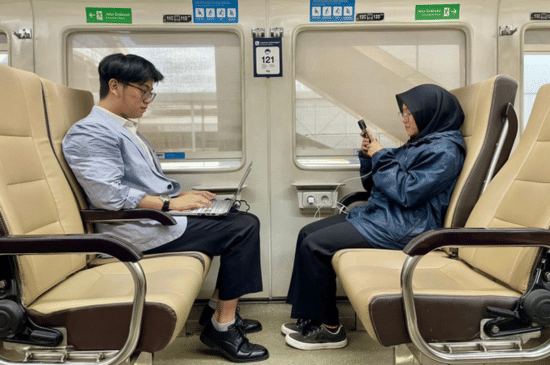 3_20250630_115559_0002.png, Apa saja perangkat yang tidak boleh dicolok di kereta? , Kenapa penggunaan stop kontak harus dibatasi?, Bisa kena sanksi dari PT Kereta Api Indonesia (Persero), Jadi, penumpang harus gimana?