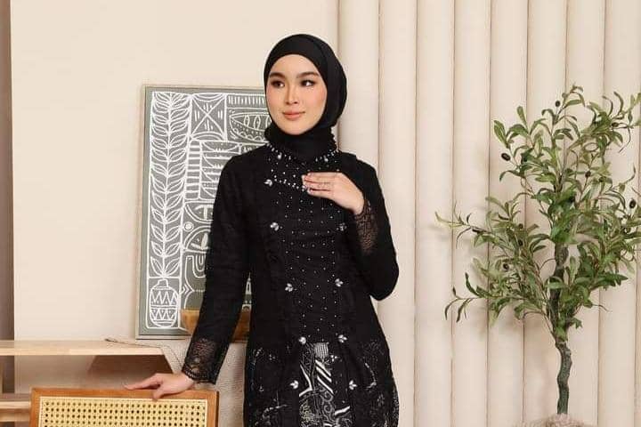 OOTD rok plisket kebaya hitam, 1.  Kebaya Hitam Brokat dan Rok Plisket Satin , 2. Kebaya Kutu Baru dan Rok Span Plisket Batik, 3. Kebaya Hitam Asimetris dan Rok Plisket  , 4. Kebaya Hitam Cape dan Rok Plisket Batik, 5. Kebaya Hitam Modern dan Rok Plisket  