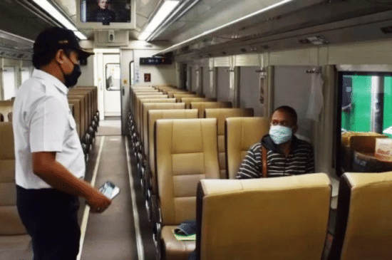 4_20250630_115559_0003.png, Apa saja perangkat yang tidak boleh dicolok di kereta? , Kenapa penggunaan stop kontak harus dibatasi?, Bisa kena sanksi dari PT Kereta Api Indonesia (Persero), Jadi, penumpang harus gimana?