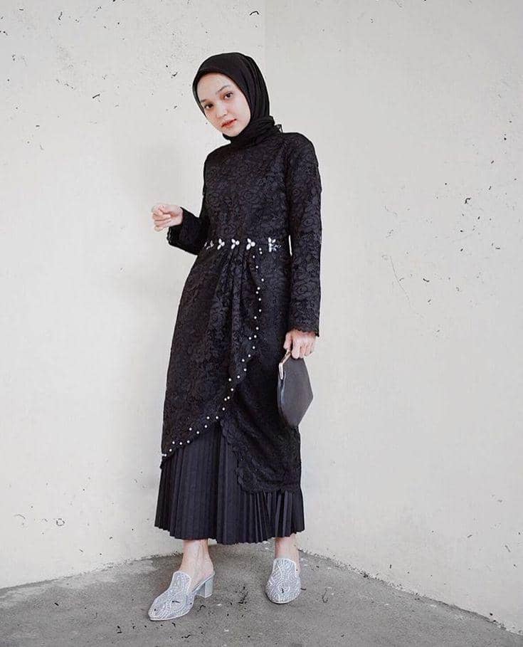 OOTD rok plisket kebaya hitam, 1. Kebaya Hitam Brokat dan Rok Plisket Satin , 2. Kebaya Kutu Baru dan Rok Span Plisket Batik, 3. Kebaya Hitam Asimetris dan Rok Plisket , 4. Kebaya Hitam Cape dan Rok Plisket Batik, 5. Kebaya Hitam Modern dan Rok Plisket