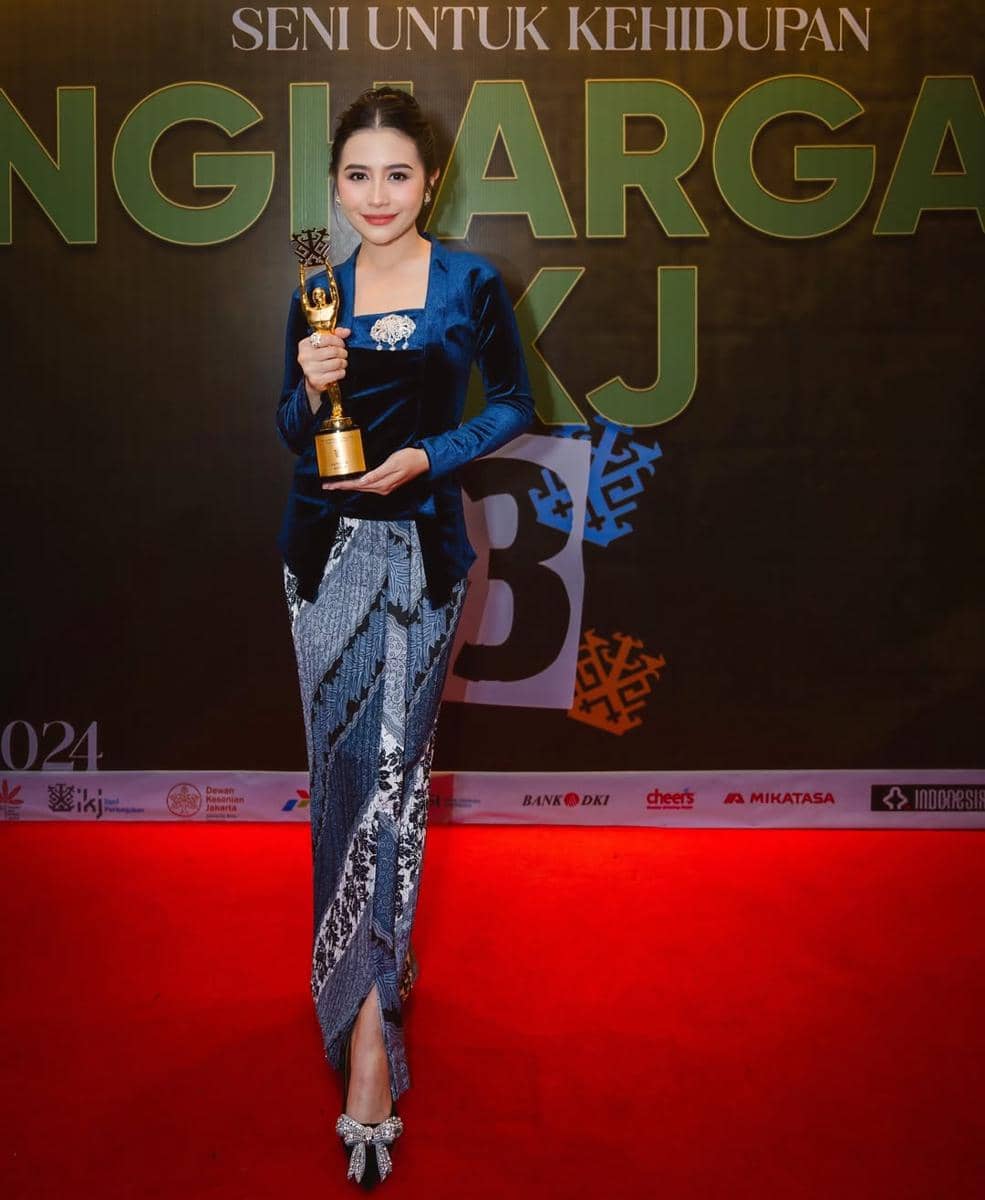 instagram.com:prillylatuconsina96.jpg, 1. Kebaya Bludru Polos, 2. Kebaya Janggan Polos, 3. Kebaya Kutubaru Polos, 4. Kebaya Kartini Polos, 5. Kebaya Melayu Polos