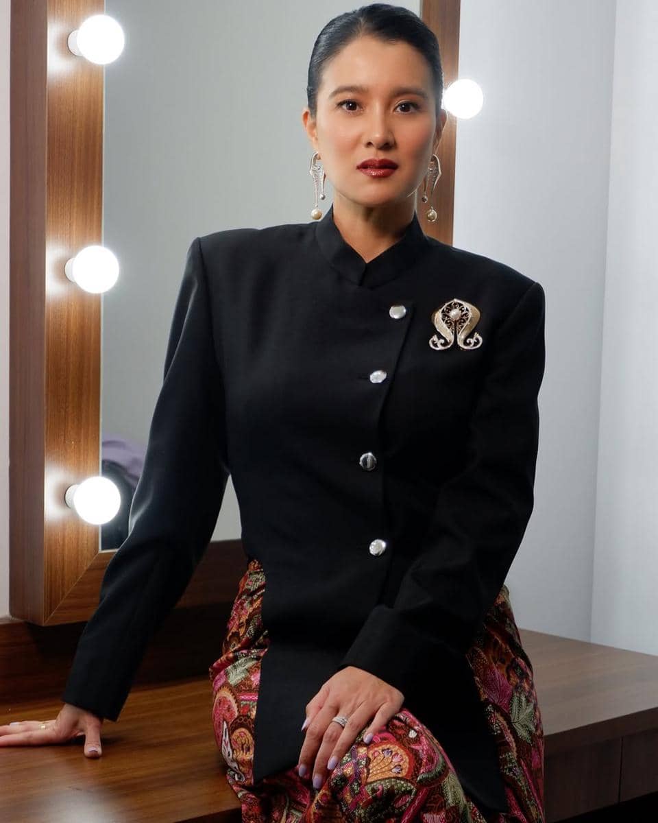 instagram.com:marcella.zalianty.jpg, 1. Kebaya Bludru Polos, 2. Kebaya Janggan Polos, 3. Kebaya Kutubaru Polos, 4. Kebaya Kartini Polos, 5. Kebaya Melayu Polos