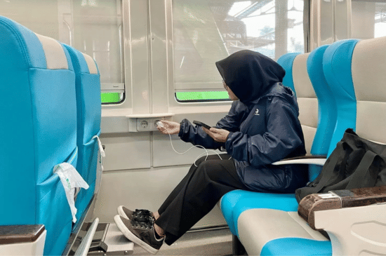 2_20250630_115559_0001.png, Apa saja perangkat yang tidak boleh dicolok di kereta? , Kenapa penggunaan stop kontak harus dibatasi?, Bisa kena sanksi dari PT Kereta Api Indonesia (Persero), Jadi, penumpang harus gimana? 