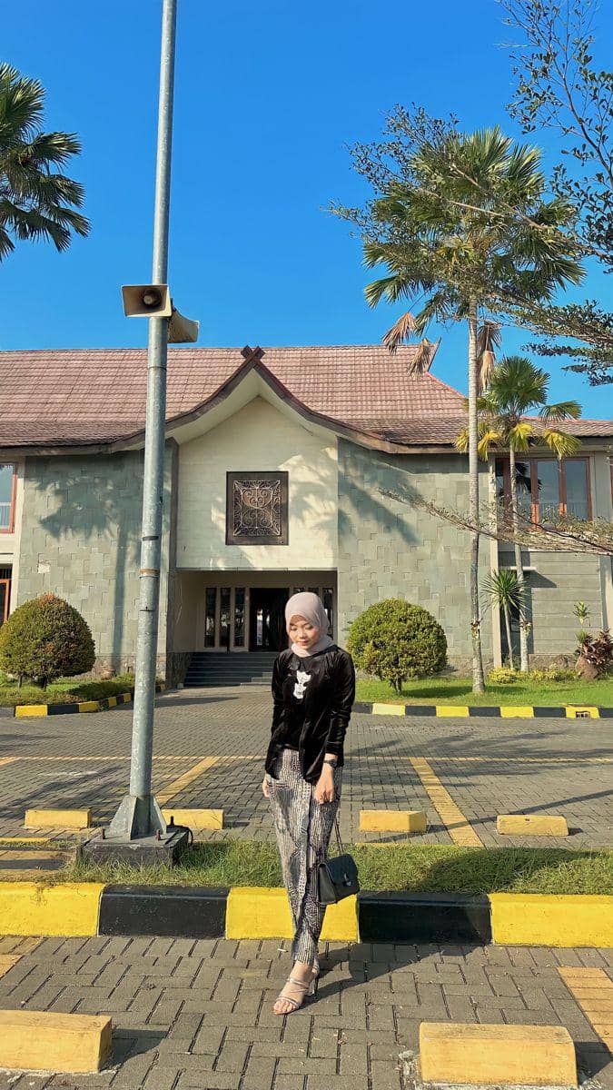 OOTD rok plisket kebaya hitam, 1. Kebaya Hitam Brokat dan Rok Plisket Satin , 2. Kebaya Kutu Baru dan Rok Span Plisket Batik, 3. Kebaya Hitam Asimetris dan Rok Plisket , 4. Kebaya Hitam Cape dan Rok Plisket Batik, 5. Kebaya Hitam Modern dan Rok Plisket