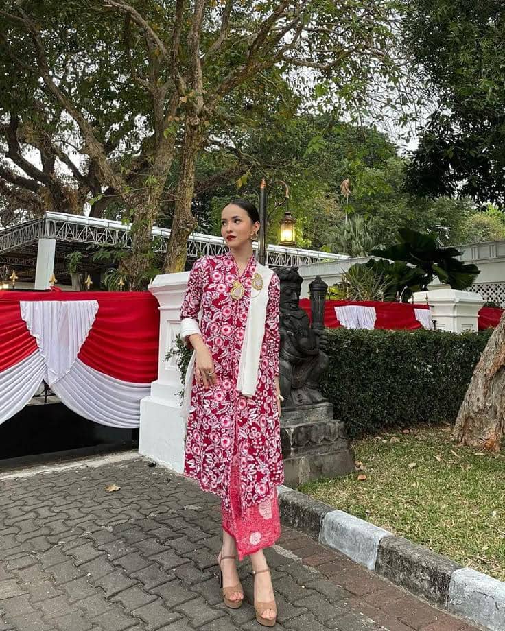 OOTD rok plisket kebaya batik, 1. Kebaya Batik Merah dan Rok Plisket, 2.  Kebaya Batik Kutu Baru dan Rok Plisket, 3. Kebaya Batik Modern dan Rok Plisket , 4. Kebaya Batik Tunik Panjang dan Rok Plisket, 5. Kebaya Batik Kutu Baru dan Rok Plisket Batik