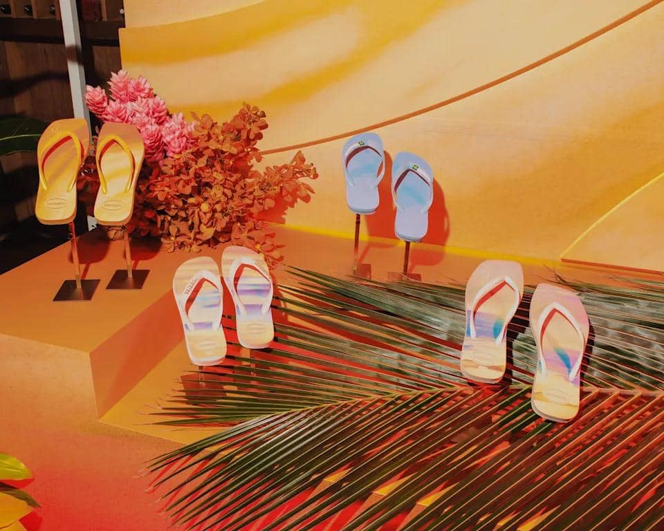 8a69d01fbb92c26b88d6e01b0bd194cb.jpg, 1. Hadirkan sentuhan California dan vintage glam di koleksi Havaianas, 2. Pendapat Gigi Hadid tentang koleksinya, 3. Mencerminkan identitas dan gaya personal Gigi Hadid, 4. Hadir di Indonesia pada Juli 2025