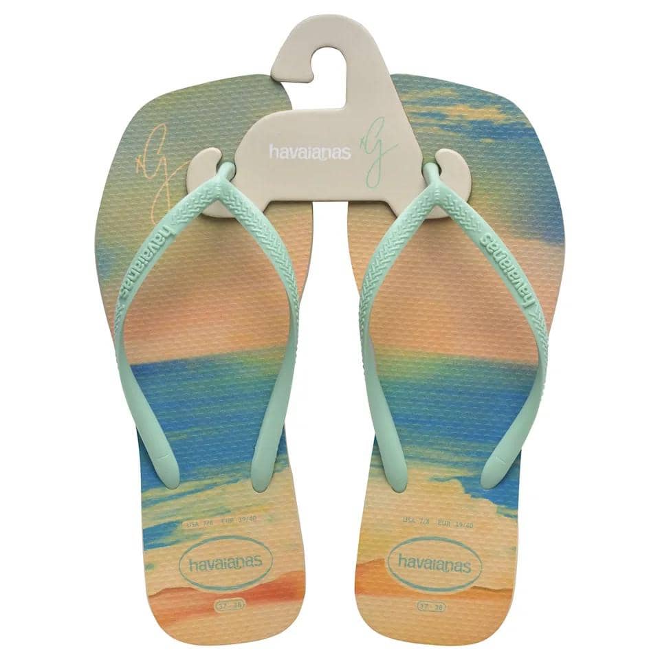 f17512b20a282901ec22682d0890a622.jpg, 1. Hadirkan sentuhan California dan vintage glam di koleksi Havaianas, 2. Pendapat Gigi Hadid tentang koleksinya, 3. Mencerminkan identitas dan gaya personal Gigi Hadid, 4. Hadir di Indonesia pada Juli 2025