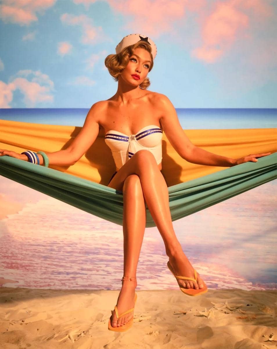 cbad1182e36a8fe69d01dc8575475c83.jpg, 1. Hadirkan sentuhan California dan vintage glam di koleksi Havaianas, 2. Pendapat Gigi Hadid tentang koleksinya, 3. Mencerminkan identitas dan gaya personal Gigi Hadid, 4. Hadir di Indonesia pada Juli 2025