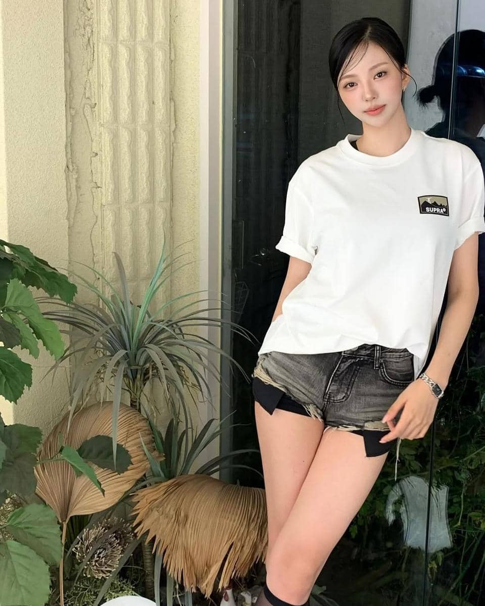 452973750_671445935204161_7256182203703524949_n.jpg, 1. Gaya semi formal dengan sneakers, 2. Gaya musim gugur yang hangat, 3. OOTD manis mirip anak SMA, 4. Pergi nongkrong dengan OOTD serba gelap, 5. Celana pendek saat musim panas datang 