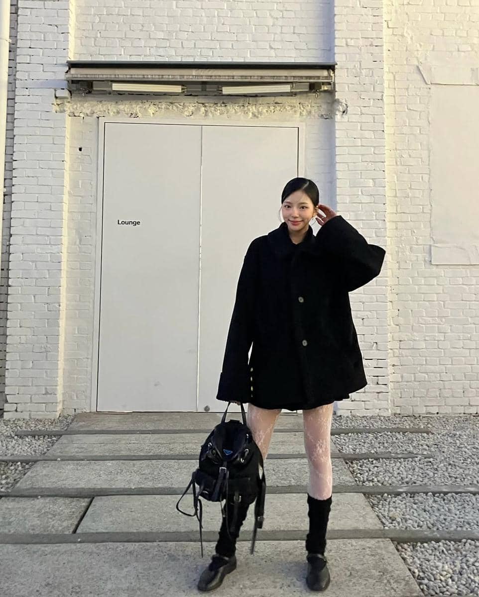 꼬까옷 입고 👗🖤.jpg, 1. Gaya semi formal dengan sneakers, 2. Gaya musim gugur yang hangat, 3. OOTD manis mirip anak SMA, 4. Pergi nongkrong dengan OOTD serba gelap, 5. Celana pendek saat musim panas datang 