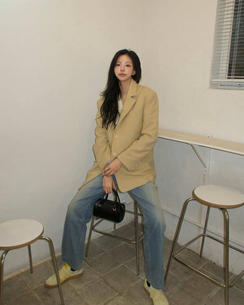 480353535_18298171084210603_5366128536736941658_n.jpg, 1. Gaya semi formal dengan sneakers, 2. Gaya musim gugur yang hangat, 3. OOTD manis mirip anak SMA, 4. Pergi nongkrong dengan OOTD serba gelap, 5. Celana pendek saat musim panas datang 
