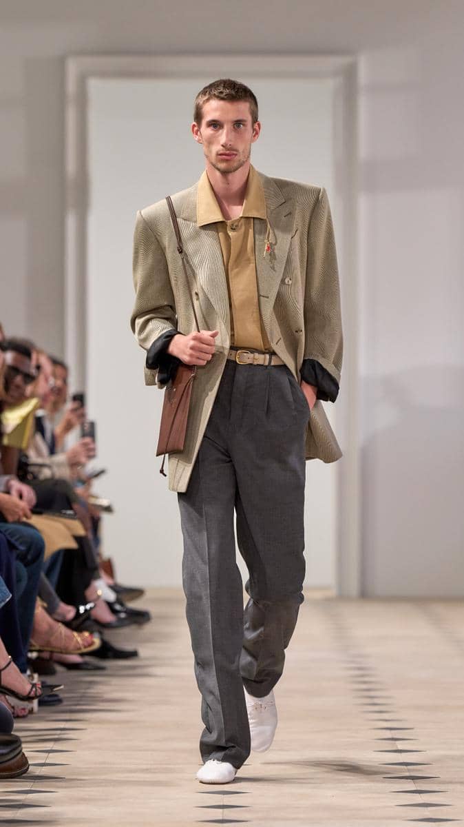 Look 11.jpg, 1. Gaya preppy yang tetap mewah, 2. Styling dengan permainan siluet yang kontras , 3. Scarf jadi item wajib di runway, 4. Genderless vibe , 5. Koleksi yang penuh makna dan cerita personal bagi Michael Rider