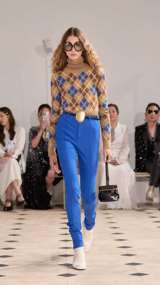 Look 42.jpg, 1. Gaya preppy yang tetap mewah, 2. Styling dengan permainan siluet yang kontras , 3. Scarf jadi item wajib di runway, 4. Genderless vibe , 5. Koleksi yang penuh makna dan cerita personal bagi Michael Rider