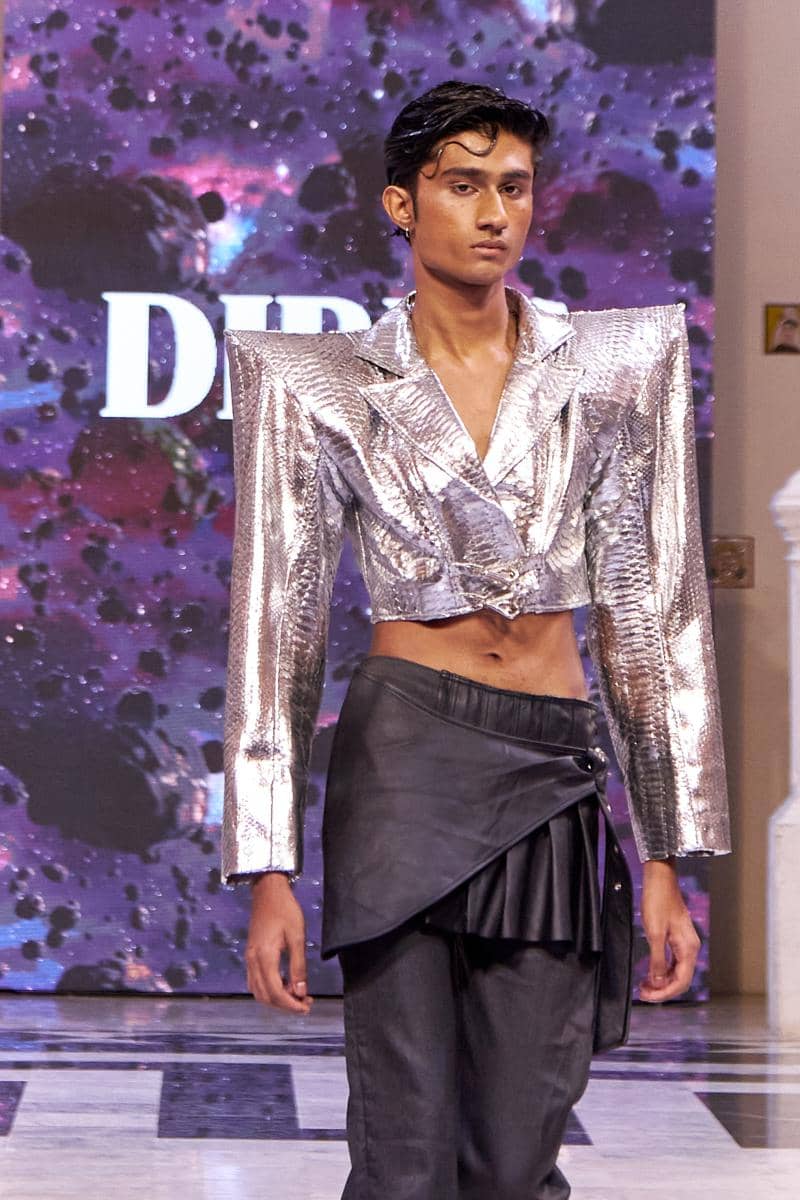 DIBBA - Fall Winter 2025 - Runway - Thailand Fashion Week - 7.jpg, 1. Berinovasi pada material, Odyssey memperkenalkan tekstil inovatif seperti printed crystal mesh & kain aktif termal yang diyakini akan hits di 2026, 2. Material dinamis ini tidak hanya menantang desain konvensional, tetapi menegaskan pendekatan avant-garde DIBBA terhadap fungsionalitas & tekstur, 3. Setiap karya dalam koleksi ini berperan sebagai bab dalam narasi kosmik, yang mengubah model menjadi pengelana dalam lanskap mimpi futuristik, 4. Odyssey dari DIBBA membayangkan kembali fashion sebagai wahana penemuan, tempat gaya bertemu hal-hal yang belum dikenal melalui imajinasi, 5. Presentasi ini menegaskan pengaruh global DIBBA dengan narasi lintas budaya dan semangat eksperimental untuk audiens dunia