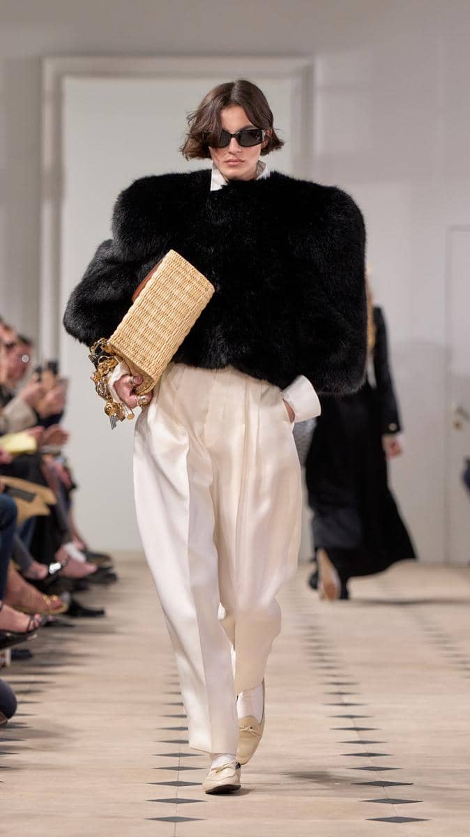 Look 17.jpg, 1. Gaya preppy yang tetap mewah, 2. Styling dengan permainan siluet yang kontras , 3. Scarf jadi item wajib di runway, 4. Genderless vibe , 5. Koleksi yang penuh makna dan cerita personal bagi Michael Rider
