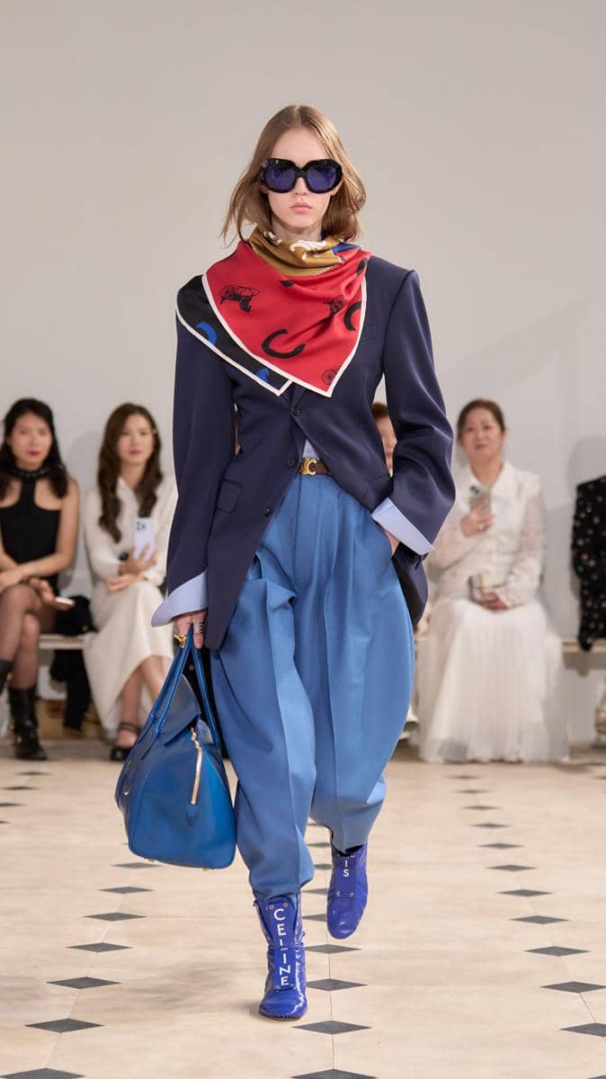 Look 12.jpg, 1. Gaya preppy yang tetap mewah, 2. Styling dengan permainan siluet yang kontras , 3. Scarf jadi item wajib di runway, 4. Genderless vibe , 5. Koleksi yang penuh makna dan cerita personal bagi Michael Rider
