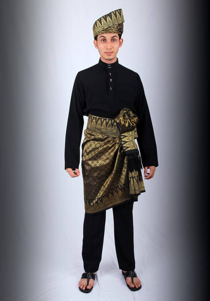 Baju Tradisional Riau, Baju Melayu Pria.jpg, 1. Pakaian Adat Kabupaten Kuantan Singingi, 2. Asal-Usul Pakaian Adat Kabupaten Kuantan Singingi, 3. Makna Filosofis Pakaian Tradisional Kabupaten Kuantan Singingi , 4. Pacu Jalur Tradisi Lomba Kapal di Riau, 5. Penari Cilik yang Viral karena Aura Framing