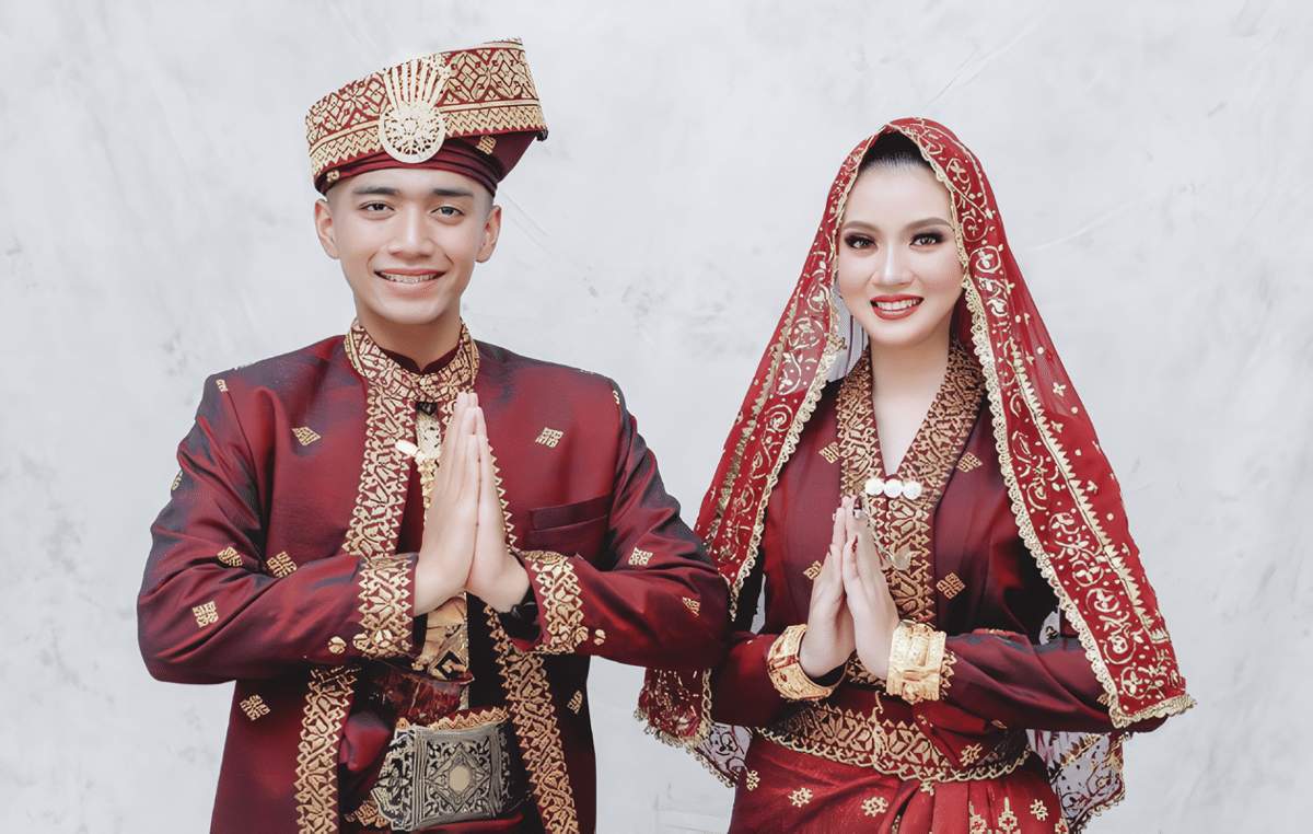 Baju Tradisional Riau.png, 1. Pakaian Adat Kabupaten Kuantan Singingi, 2. Asal-Usul Pakaian Adat Kabupaten Kuantan Singingi, 3. Makna Filosofis Pakaian Tradisional Kabupaten Kuantan Singingi , 4. Pacu Jalur Tradisi Lomba Kapal di Riau, 5. Penari Cilik yang Viral karena Aura Framing