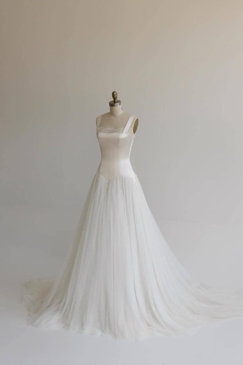 tulle-j_andretta-45.jpg, 1. Gaun dengan Deep V Neckline, 2. Open Back &amp; Backless, 3. Sheer &amp; Illusion Fabrics, 4. Off-Shoulder &amp; Strapless, 5. Fit &amp; Flare Silhouette