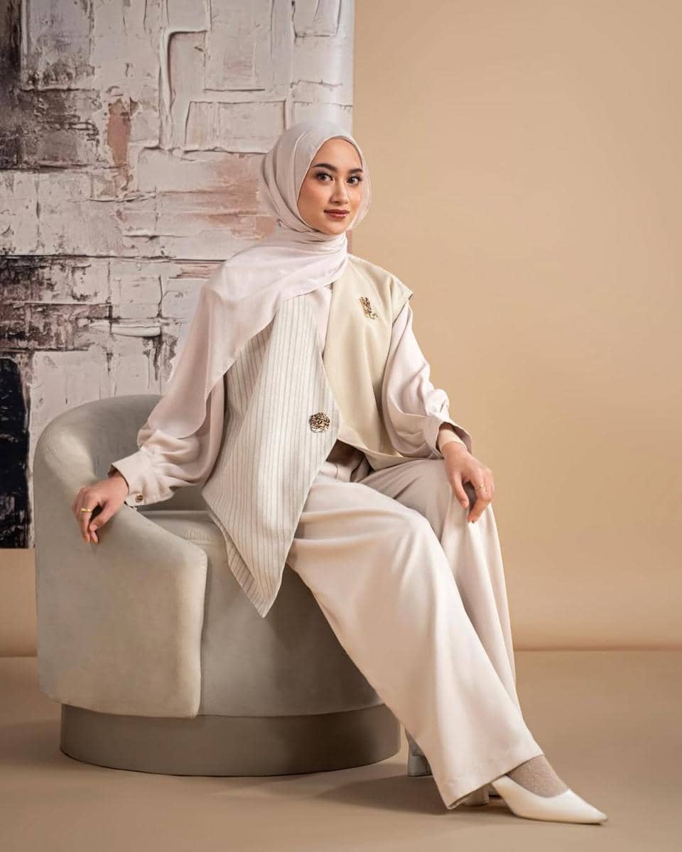 The Gumi Totebag and Tesséa Series are still here for you, Locallady✨Ready to be part of your ev.jpg, 1. Dirancang untuk menemani momen Sederhana yang berarti, 2. Menggunakan material TENCEL™ Modal yang ramah kulit dan lingkungan, 3. Potongan versatile untuk gaya hidup yang dinamis dan mindful, 4. Filosofi self-care yang dibawa lewat pakaian, 5. Dian Ayu sebagai wajah kampanye yang mewakili perempuan modern