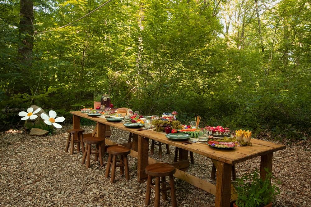 Smurfs experience - full picnic - Airbnb.jpg, Petualangan dimulai saat Papa Smurf pergi berpetualang yang jauh!, AlongWalkerjar keahlian ala Smurf: melukis dan memanah, Istirahat dan pesta yang membuatmu semakin akrab, Kapan dan dimana kamu bisa memesan pengalaman ini?