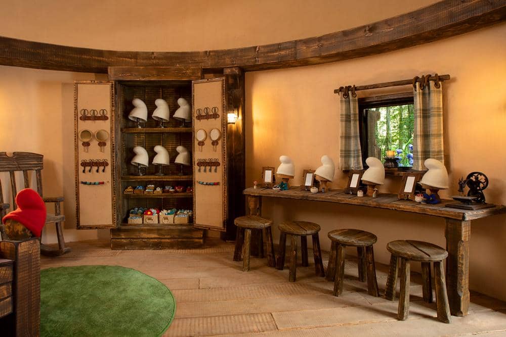 Smurfs experience - hat making station - Airbnb .jpg, Petualangan dimulai saat Papa Smurf pergi berpetualang yang jauh!, AlongWalkerjar keahlian ala Smurf: melukis dan memanah, Istirahat dan pesta yang membuatmu semakin akrab, Kapan dan dimana kamu bisa memesan pengalaman ini?