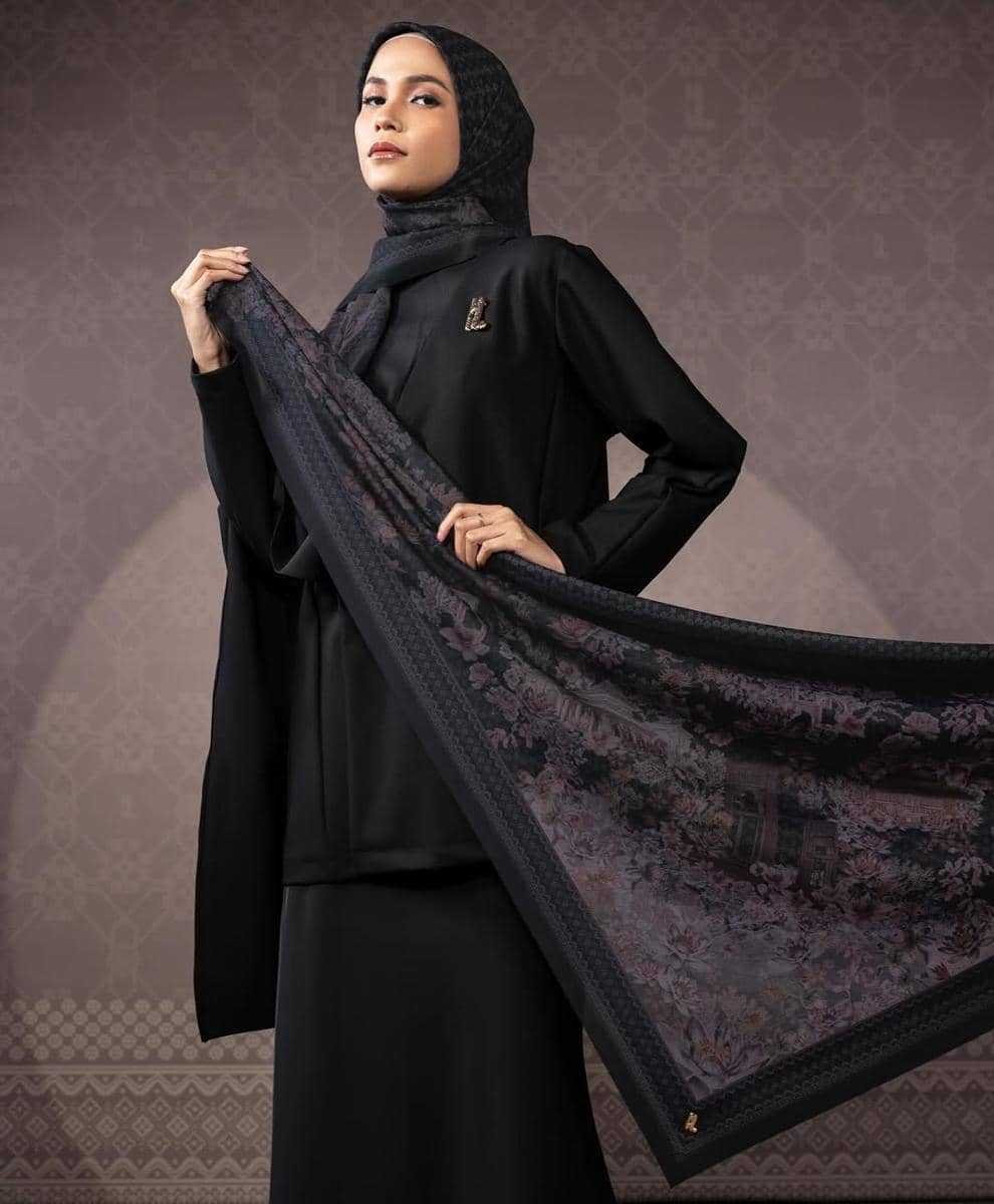 Sedikit cerita dari Palembang yang sebentar lagi bisa jadi bagian dari harimu—dalam balutan warn (1).jpg, 1. Dirancang untuk menemani momen Sederhana yang berarti, 2. Menggunakan material TENCEL™ Modal yang ramah kulit dan lingkungan, 3. Potongan versatile untuk gaya hidup yang dinamis dan mindful, 4. Filosofi self-care yang dibawa lewat pakaian, 5. Dian Ayu sebagai wajah kampanye yang mewakili perempuan modern