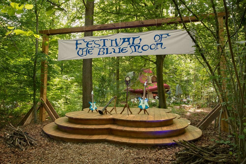 Smurfs experience - dance stage - Airbnb .jpg, Petualangan dimulai saat Papa Smurf pergi berpetualang yang jauh!, AlongWalkerjar keahlian ala Smurf: melukis dan memanah, Istirahat dan pesta yang membuatmu semakin akrab, Kapan dan dimana kamu bisa memesan pengalaman ini?