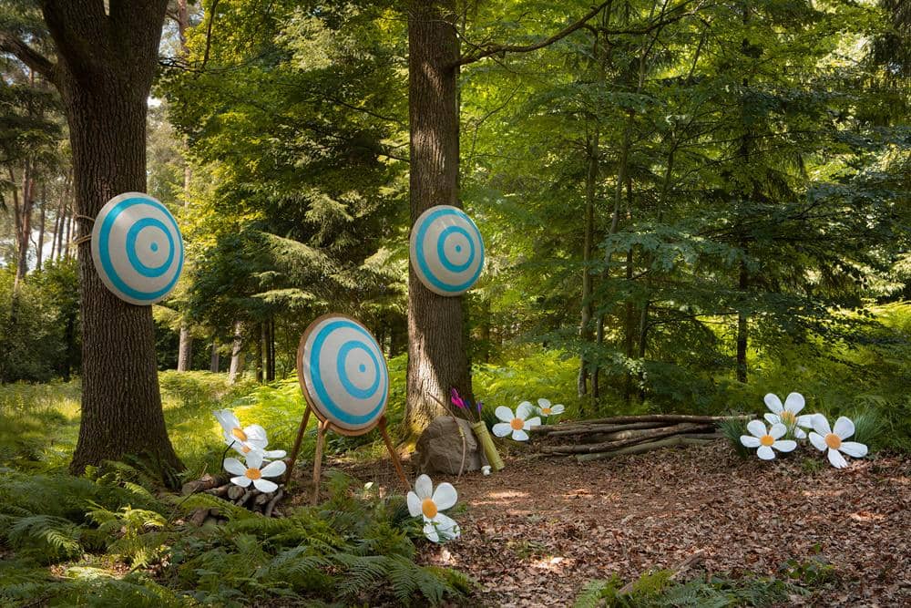 Smurfs experience - archery - Airbnb .jpg, Petualangan dimulai saat Papa Smurf pergi berpetualang yang jauh!, AlongWalkerjar keahlian ala Smurf: melukis dan memanah, Istirahat dan pesta yang membuatmu semakin akrab, Kapan dan dimana kamu bisa memesan pengalaman ini?