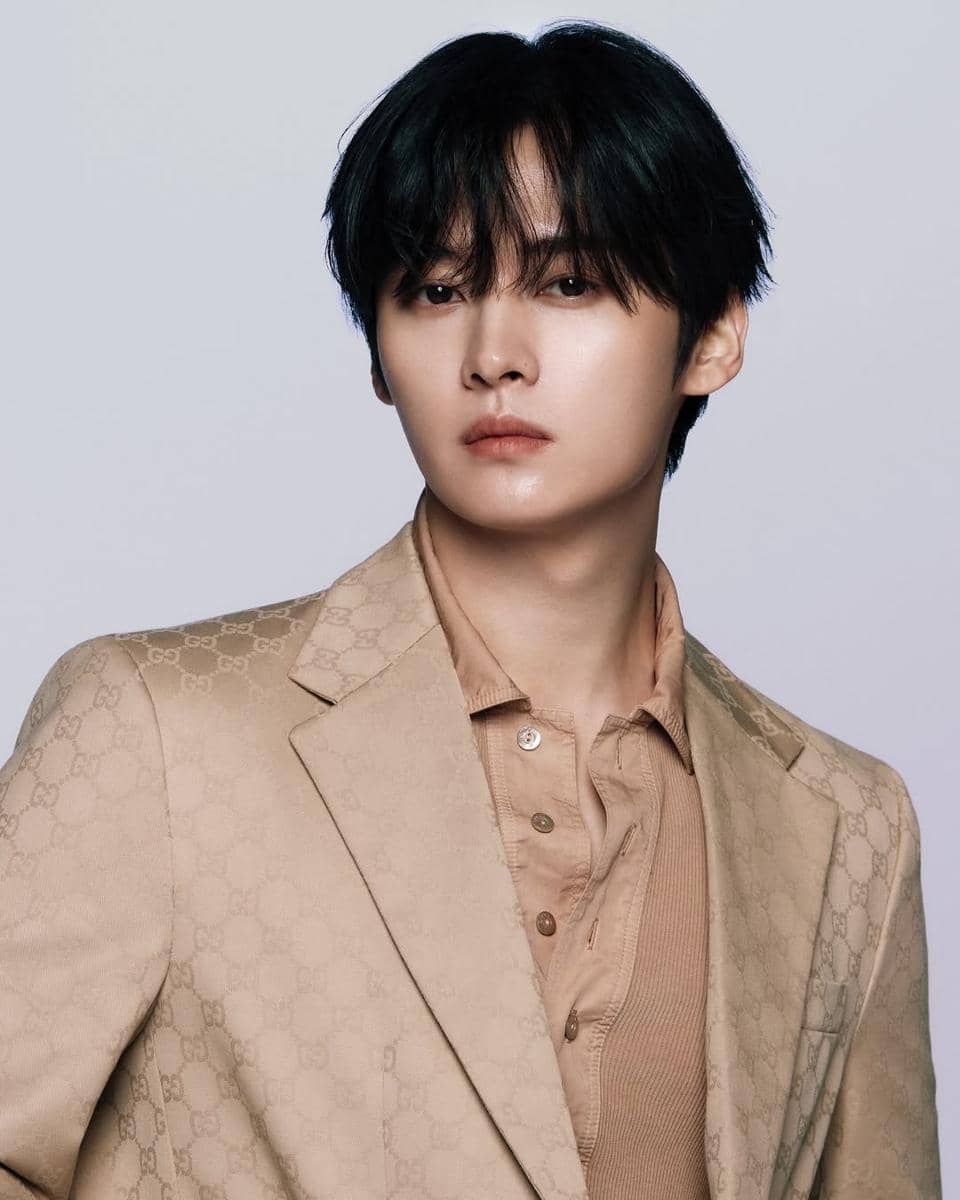 It’s official! @t.leeknowsaurus of @realstraykids is @gucci’s new Global Brand Ambassador! The K-pop star attended the house’s Cruise 2025 show in London last year, and now deepens his relationship with the brand. On his new role, #le.jpg