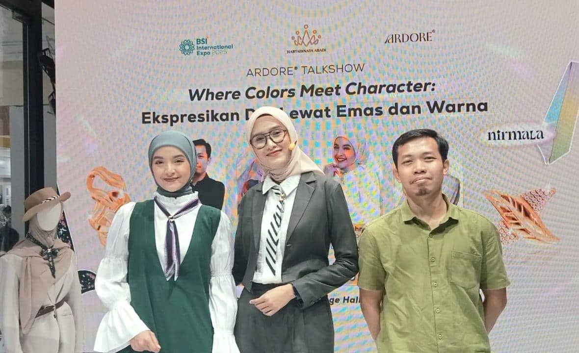 WhatsApp Image 2025-06-29 at 12.12.29.jpeg, 1. Perpaduan emas dan scarf, 2. Terbuat dari 100% serat alami berdesain alam dan budaya, 3. Momen peluncuran yang dihadiri personal color analysis &amp; beauty influencer, 4. Pemilihan warna sebagai bentuk ekspresi diri, 5. Koleksi Nirmala yang dinilai simpel namun tetap elegan