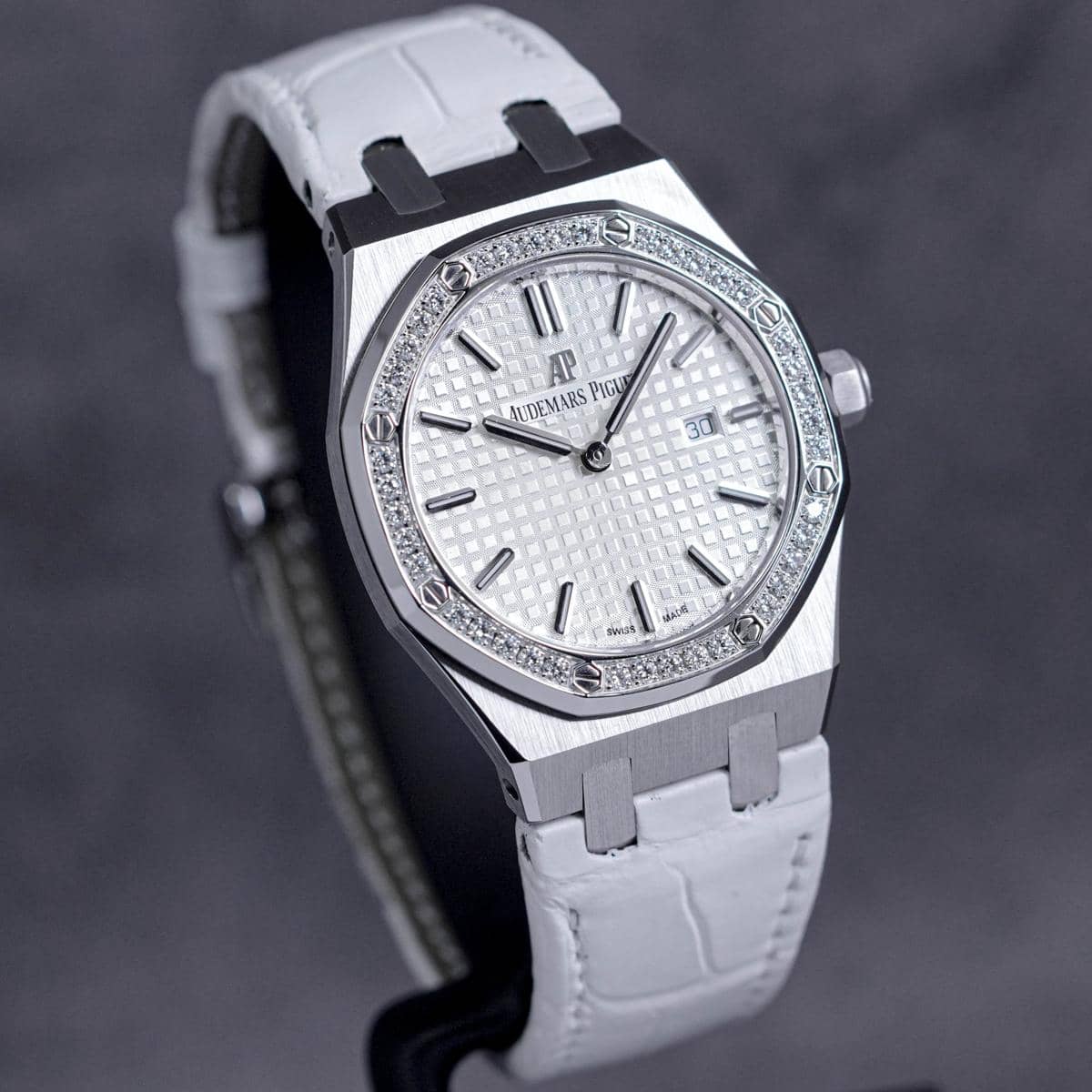 idwx.co.jpg, 1. Bobotnya Lebih Berat, 2. Perhatikan Baut pada Bezel-nya, 3. Letak Jendela Tanggal yang Simetris, 4. Tulisan pada Dial Harus Proporsional, 5. Ada Ukiran ‘AP’