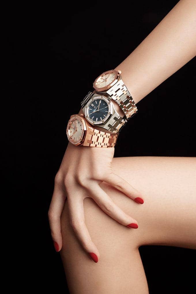 vogue.sg.jpg, 1. Bobotnya Lebih Berat, 2. Perhatikan Baut pada Bezel-nya, 3. Letak Jendela Tanggal yang Simetris, 4. Tulisan pada Dial Harus Proporsional, 5. Ada Ukiran ‘AP’