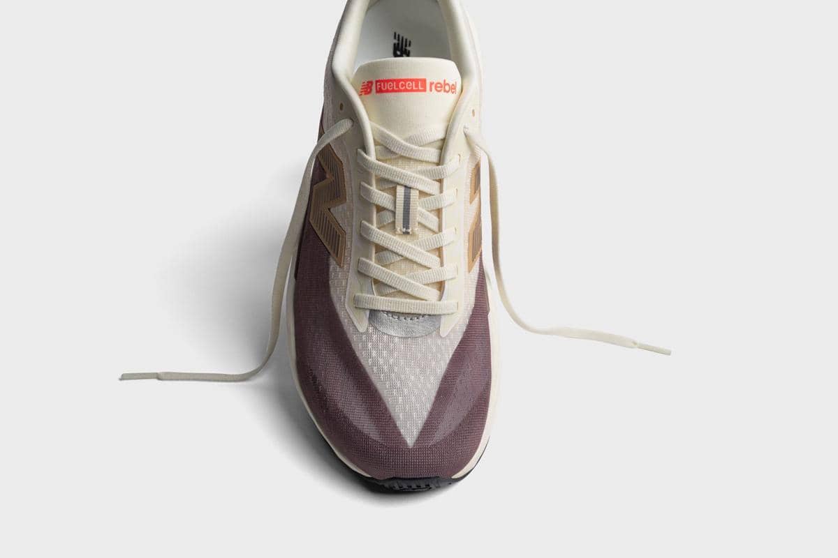 Foto 2. Sepatu New Balance FuelCell Rebel v5 memiliki upper berbahan engineered mesh yang dirancang untuk menjaga sirkulasi udara tetap optimal..jpeg, 1. Midsole PEBA-Blended yang ringan &amp; responsif, 2. Tetap nyaman untuk long run berjam-jam, 3. Terbukti dipakai di marathon oleh pelari profesional, 4. Peningkatan signifikan dari versi sebelumnya, 5. Dirancang untuk pelari yang ingin tampil agresif