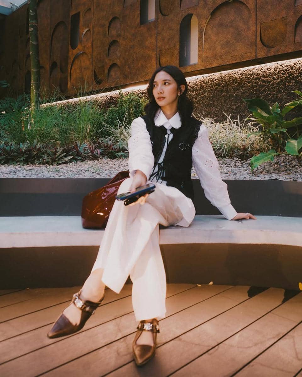 eid day 2 fits embracing the katbol.jpg, 1. Tampil casual, Sheila Dara memilih padu padan kaos model crewneck dengan highwaist jeans dan sepatu sneakers. , 2. Masih dengan gaya kasualnya, kaos putih, kemeja flanel sebagai outer, jeans longgar dan sepatu platform jadi andalannya untuk tampil stylish., 3. Dengan tampilan yang lebih elegan, Sheila andalkan setelan kemeja berkerah dan celana putih yang dipadukan bersama rompi hitam dengan detail tali., 4. Mengabadikan momen Lebaran, Sheila Dara memilih atasan tunik bernuansa hijau yang dipadukan bersama celana putih dan flats serta kalung statement., 5. Hadir di sebuah acara, Sheila Dara pakai dress dari TOTON yang menampilkan atasan model peplum dan rok bahan sheer bernuansa champagne.