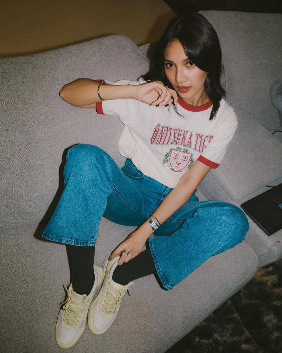 Hiding in a cozy corner with my go-to pair lately.Can’t go wrong with jeans, a tee, and the ULTI.jpg, 1. Tampil casual, Sheila Dara memilih padu padan kaos model crewneck dengan highwaist jeans dan sepatu sneakers. , 2. Masih dengan gaya kasualnya, kaos putih, kemeja flanel sebagai outer, jeans longgar dan sepatu platform jadi andalannya untuk tampil stylish., 3. Dengan tampilan yang lebih elegan, Sheila andalkan setelan kemeja berkerah dan celana putih yang dipadukan bersama rompi hitam dengan detail tali., 4. Mengabadikan momen Lebaran, Sheila Dara memilih atasan tunik bernuansa hijau yang dipadukan bersama celana putih dan flats serta kalung statement., 5. Hadir di sebuah acara, Sheila Dara pakai dress dari TOTON yang menampilkan atasan model peplum dan rok bahan sheer bernuansa champagne.