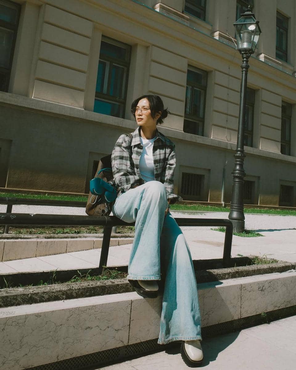 Pas banget Koleksi Flannel UNIQLO datengnya berbarengan dengan jadwal liburanku~ Love that I can.jpg, 1. Tampil casual, Sheila Dara memilih padu padan kaos model crewneck dengan highwaist jeans dan sepatu sneakers. , 2. Masih dengan gaya kasualnya, kaos putih, kemeja flanel sebagai outer, jeans longgar dan sepatu platform jadi andalannya untuk tampil stylish., 3. Dengan tampilan yang lebih elegan, Sheila andalkan setelan kemeja berkerah dan celana putih yang dipadukan bersama rompi hitam dengan detail tali., 4. Mengabadikan momen Lebaran, Sheila Dara memilih atasan tunik bernuansa hijau yang dipadukan bersama celana putih dan flats serta kalung statement., 5. Hadir di sebuah acara, Sheila Dara pakai dress dari TOTON yang menampilkan atasan model peplum dan rok bahan sheer bernuansa champagne.