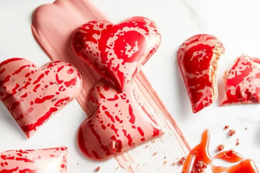 Fakta Menarik Cokelat Ruby dari Callebaut, 1. Terbuat dari biji kokoa pilihan, 2. Kaya akan rasa, 3. Punya warna pink yang unik dan alami, 4. Diolah secara khusus, 5. Cocok dipadukan dengan keju