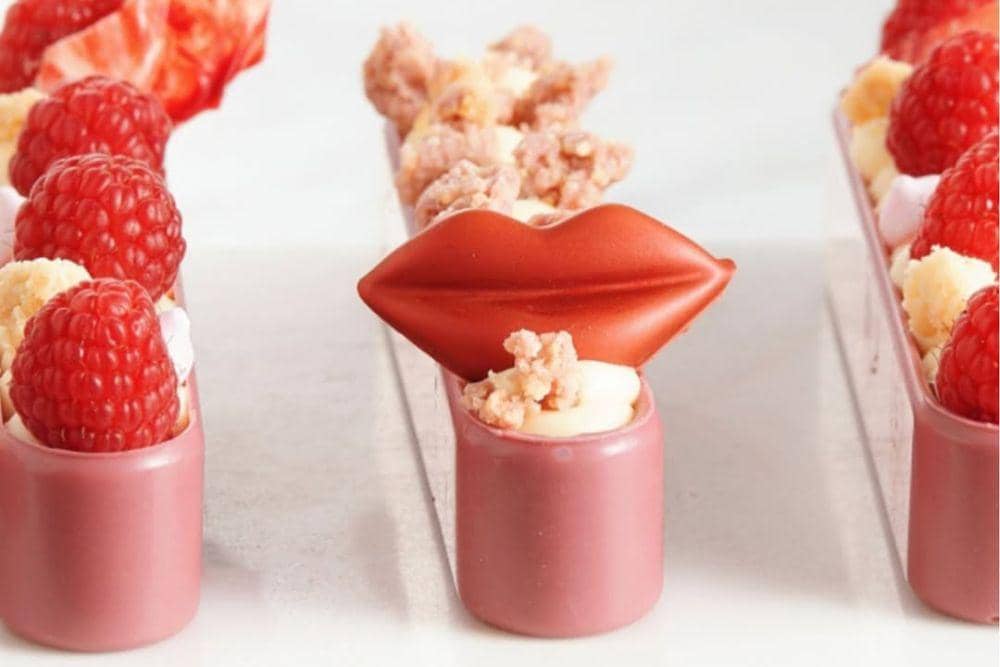 Fakta Menarik Cokelat Ruby dari Callebaut, 1. Terbuat dari biji kokoa pilihan, 2. Kaya akan rasa, 3. Punya warna pink yang unik dan alami, 4. Diolah secara khusus, 5. Cocok dipadukan dengan keju