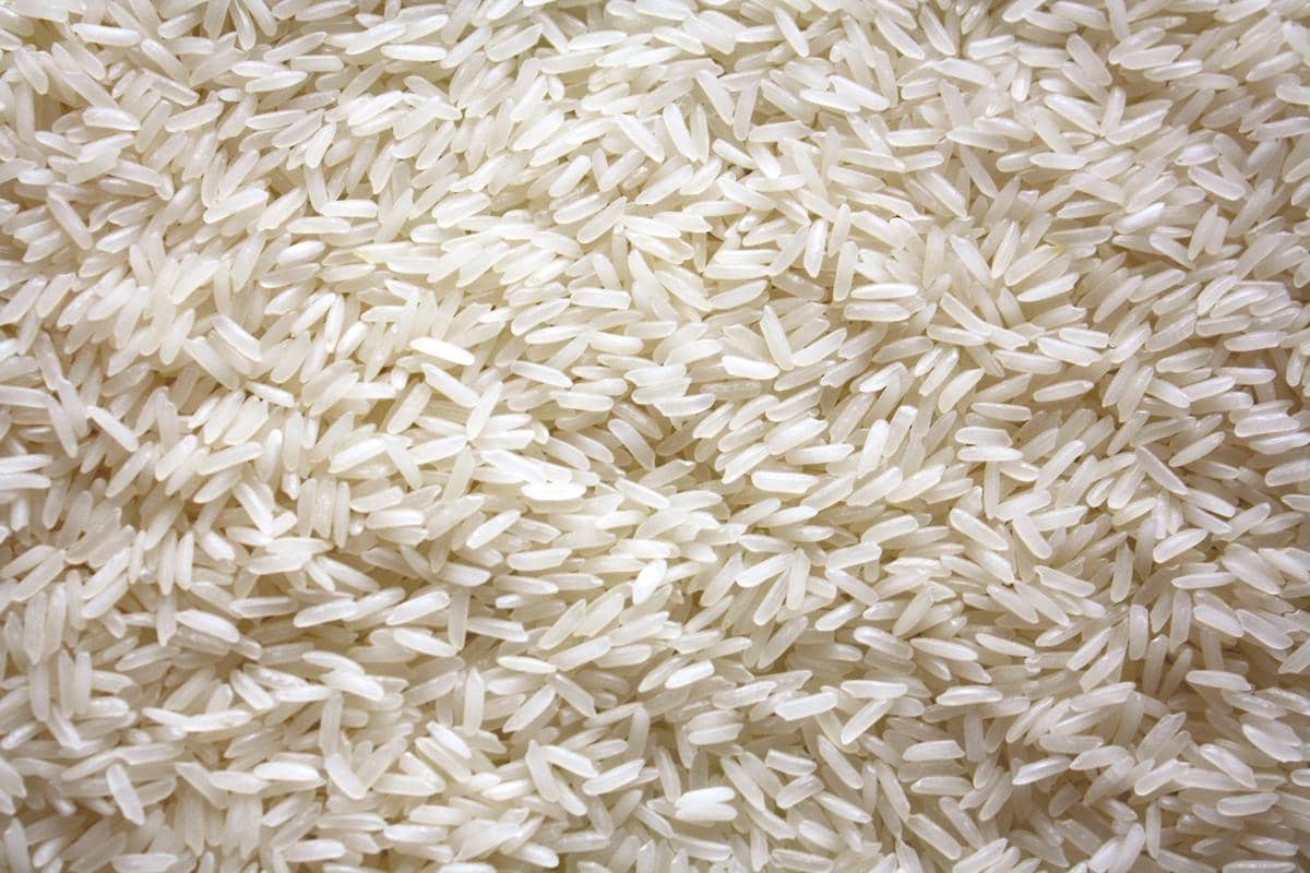 cara membedakan beras asli dan oplosan, 1. Warna yang tidak konsisten, 2. Ukuran butiran yang tidak seragam, 3. Munculnya serpihan benda asing saat dicuci, 4. Nasi bertekstur lembek setelah dimasak, 5. Adanya aroma yang mencurigakan, 6. Tidak memiliki label yang jelas