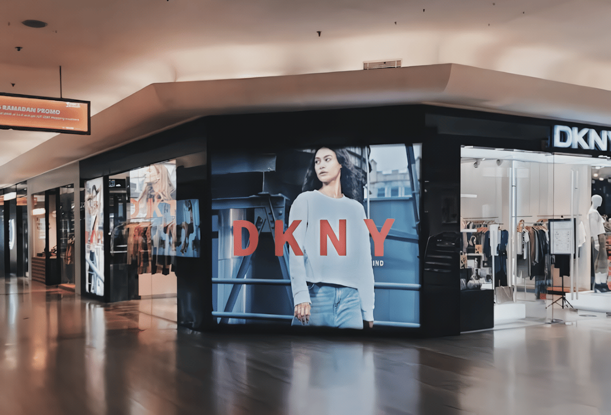 DNKY store.png, 1. Logo yang presisi dan rapi, 2. Material berkualitas, 3. Jahitan detail dan simetris, 4. Label dan tag produk, 5. Harga dan tempat pembelian