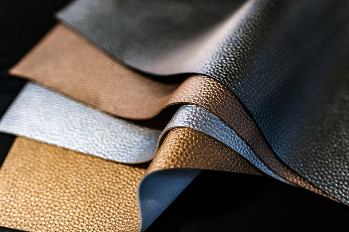 Kulit Leather, 1. Kualitas kulit premium , 2. Logo dan jahitan, 3. Label dan kode produk, 4. Packaging dan sertifikat keaslian, 5. Tempat beli yang tepercaya